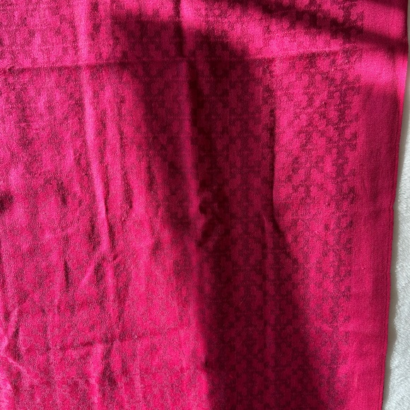 Tory Burch pink logo print wool blend 80" x 25" scarf wrap - Picture 7 of 13